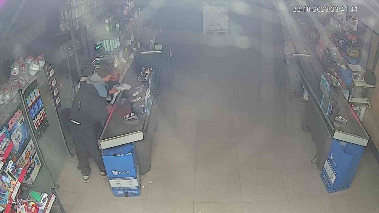 Parke taşıyla marketin camını kırıp sigara çalan hırsız yakalandı - Mersin  Haberleri Sonses.tv'de