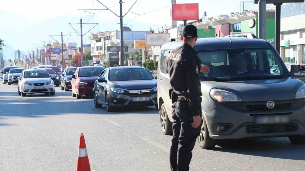 Antalya’da şok yol uygulamalarında bin 263 şahıs sorgulandı