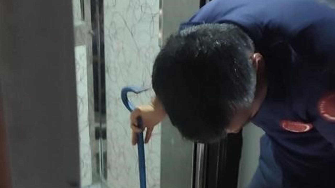Ayağı asansöre sıkışan çocuğu itfaiye kurtardı