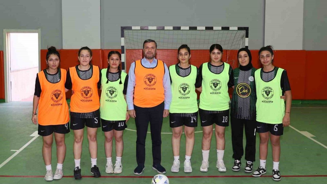 Başkan Kocaispir, kız futsal takımı ile maç yaptı