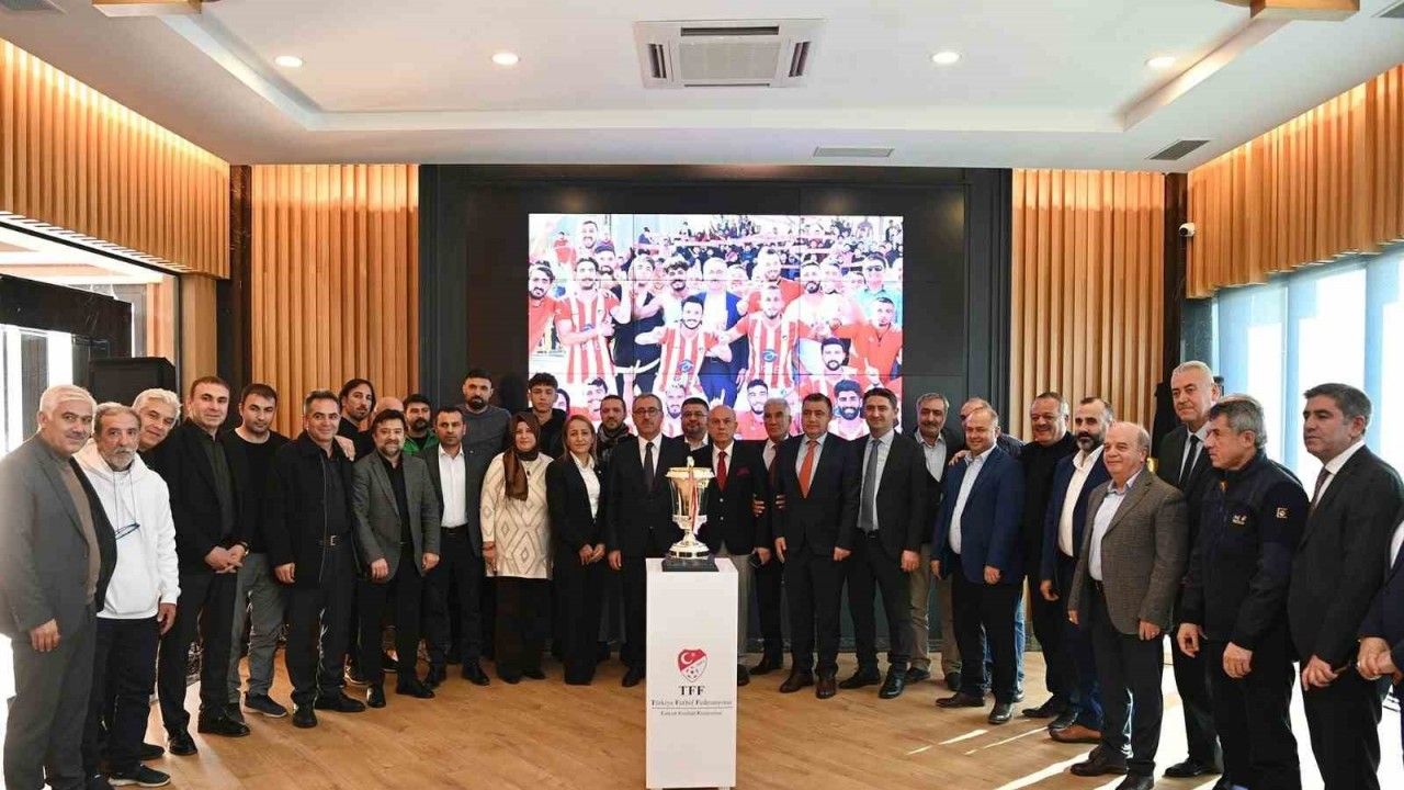 Kahramanmaraş’ta İstiklal Sporun şampiyonluk kupası