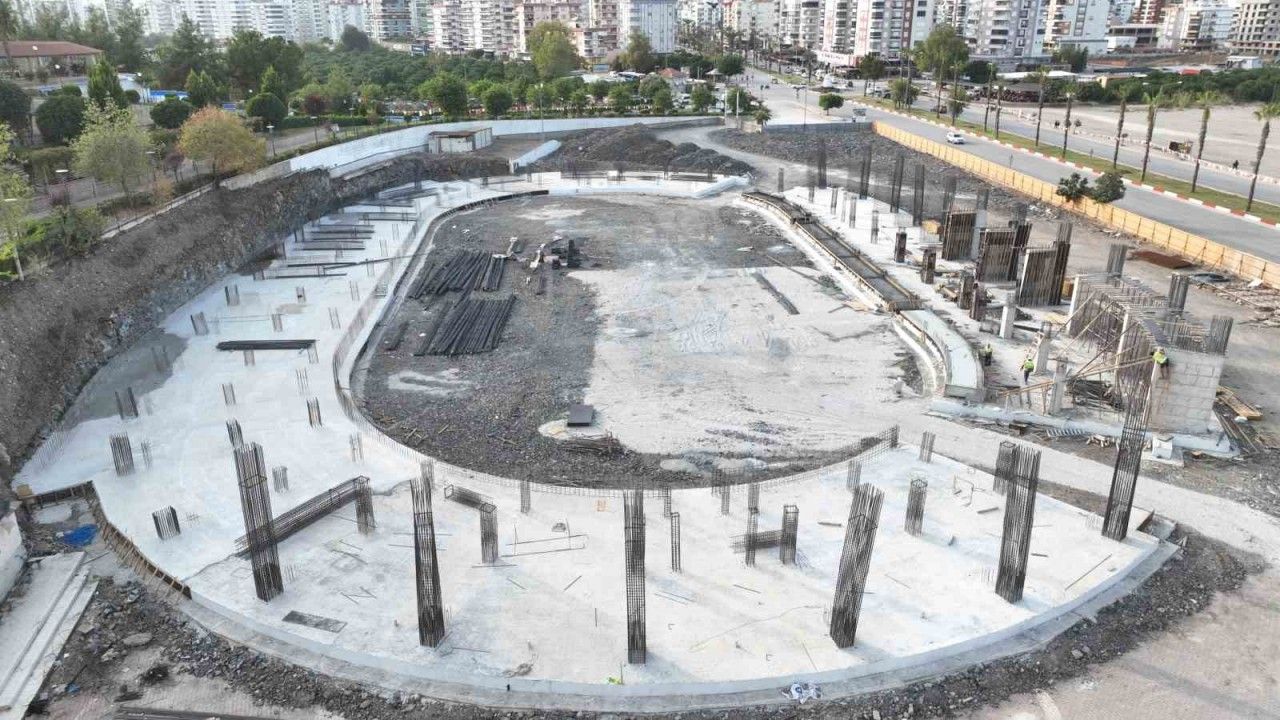 Kumluca Atatürk Stadyumu’nda çalışmalar hızla sürüyor
