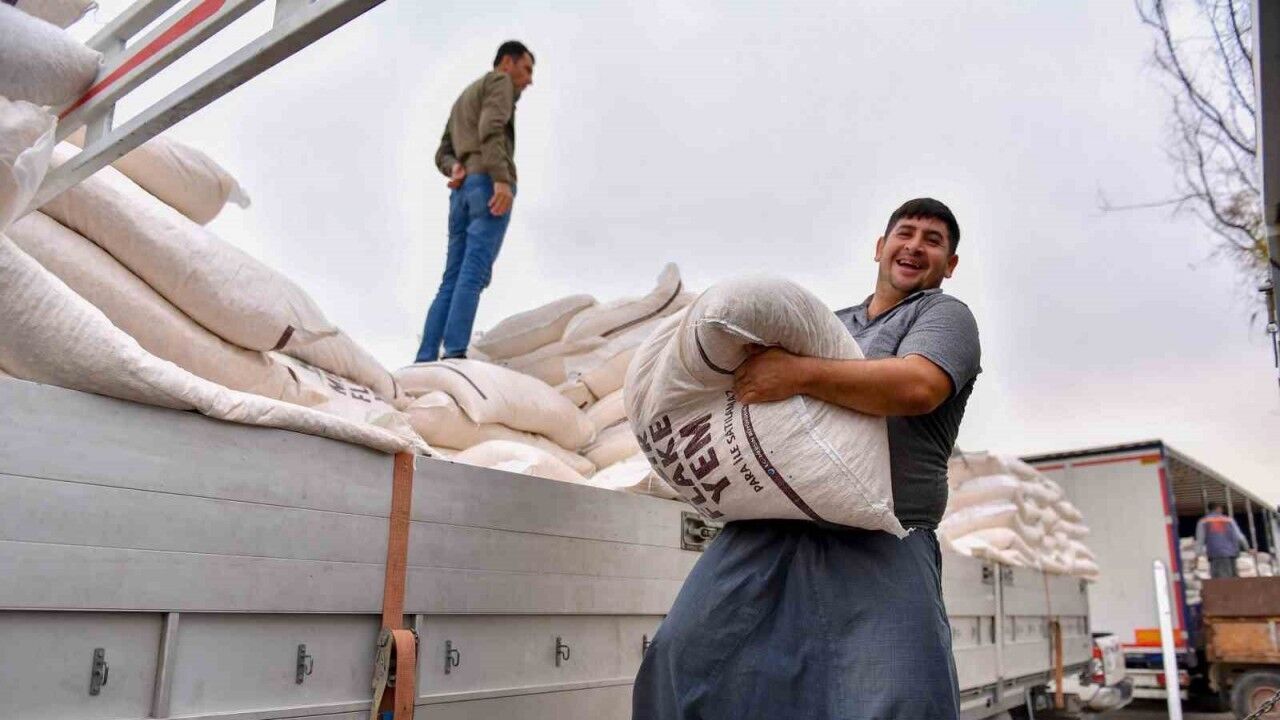 Mersin'de Büyükbaş Çiftçilere Mısır Flake Desteği Devam Ediyor
