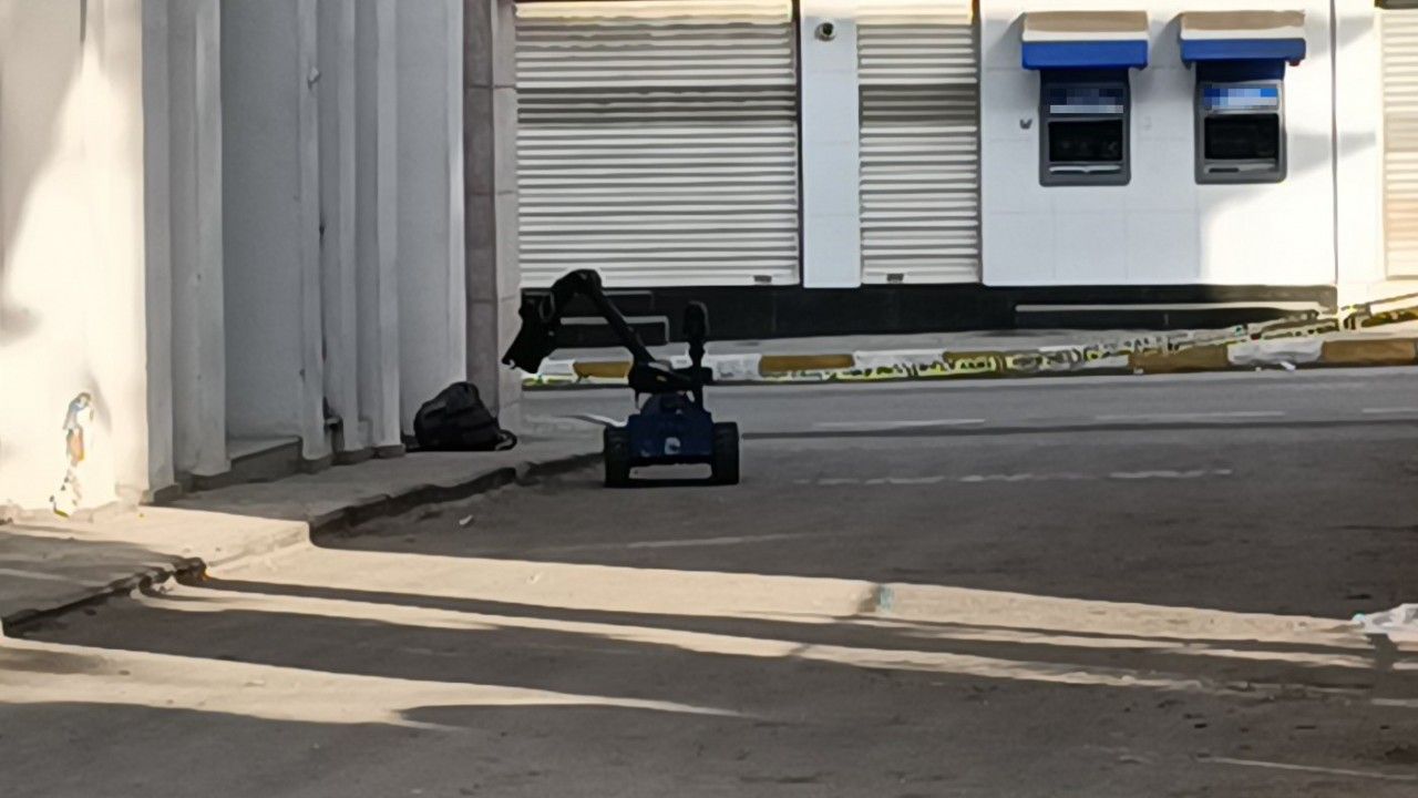 Şüpheli çanta bomba imha robotu ile patlatıldı