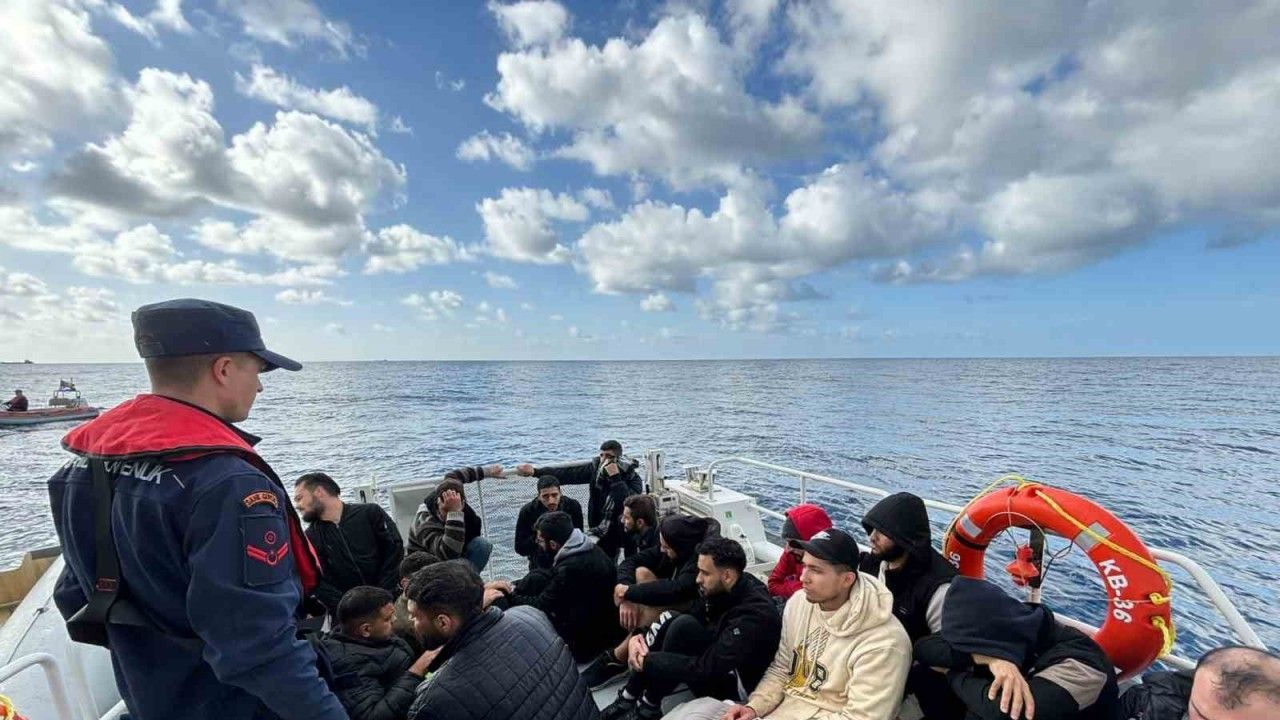 Antalya’da ülkeyi terk etmeye çalışan 22 düzensiz göçmen yakalandı