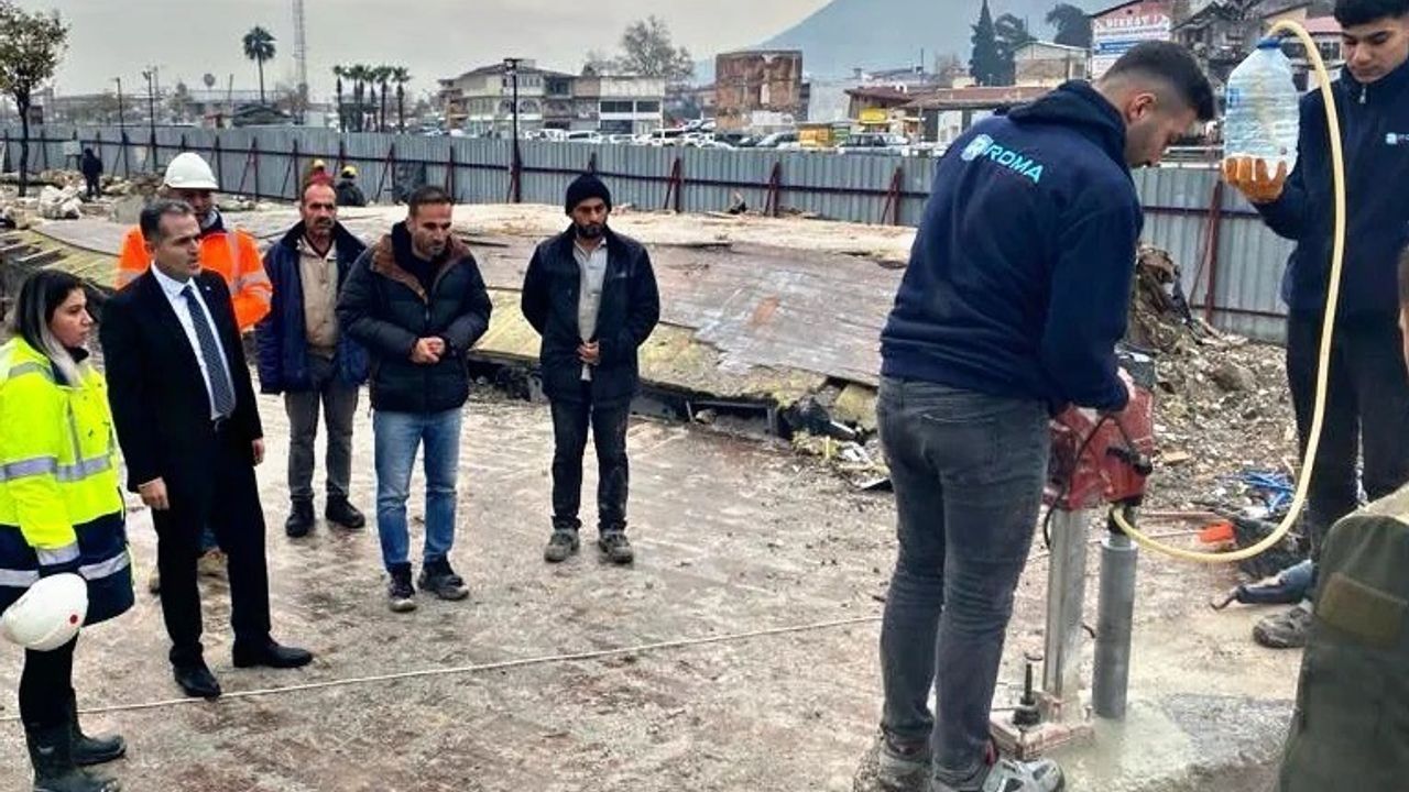 Antakya Kaymakamı Akdaş, depremde yıkılan tarihi meclis binasında yürütülen çalışmaları yerinde inceledi