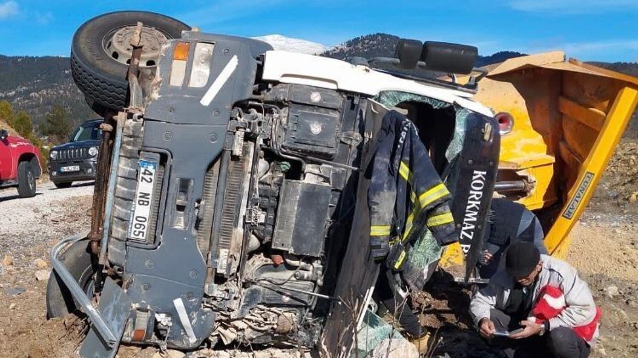 Antalya’da kum yüklü kamyon şarampole devrildi: 1 yaralı
