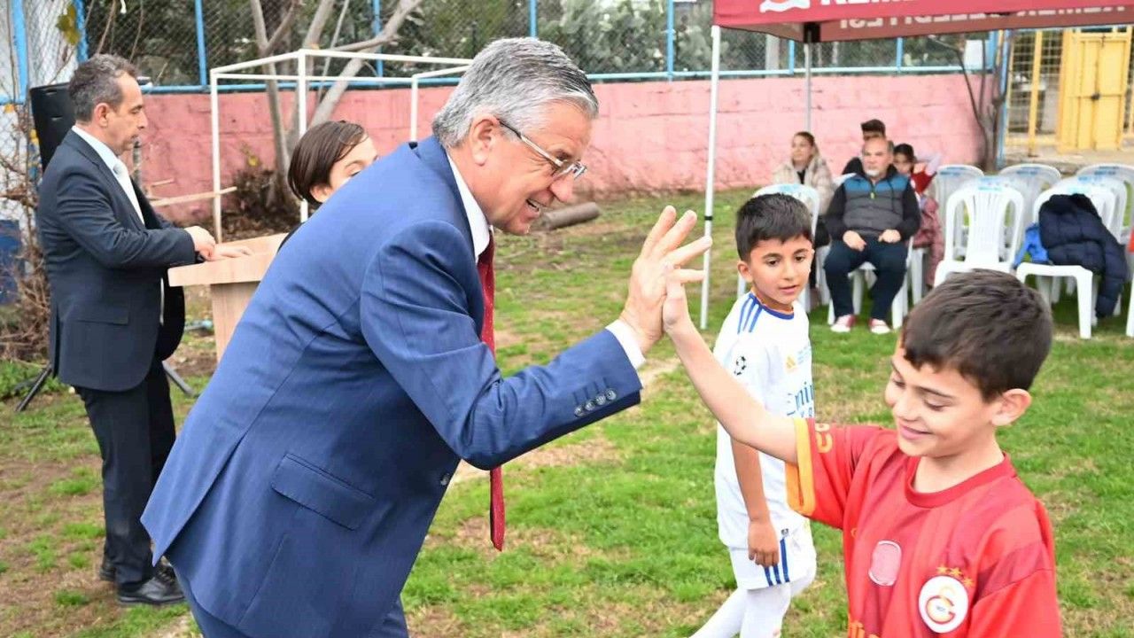 Kemer Belediyesi Futbol Okulu’nda formalar dağıtıldı