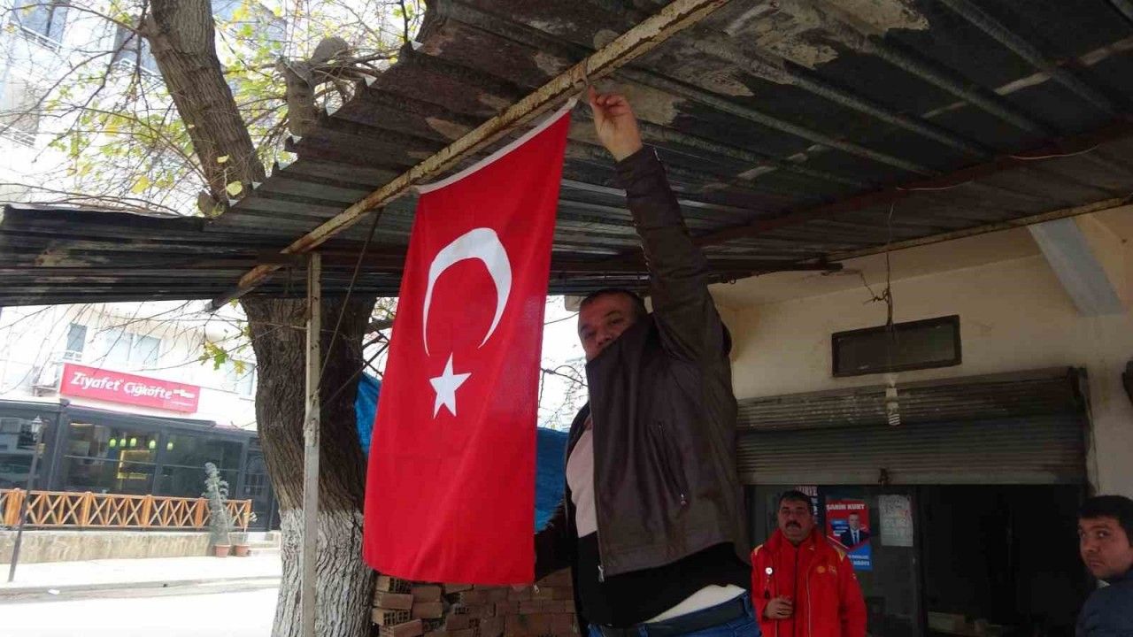 Kozan’da esnaflar iş yerlerini Türk bayrakları ile donattı
