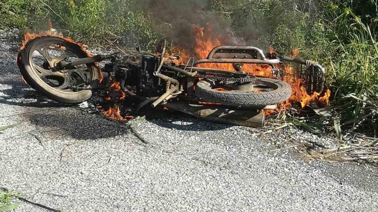 Park halindeki motosiklet yandı