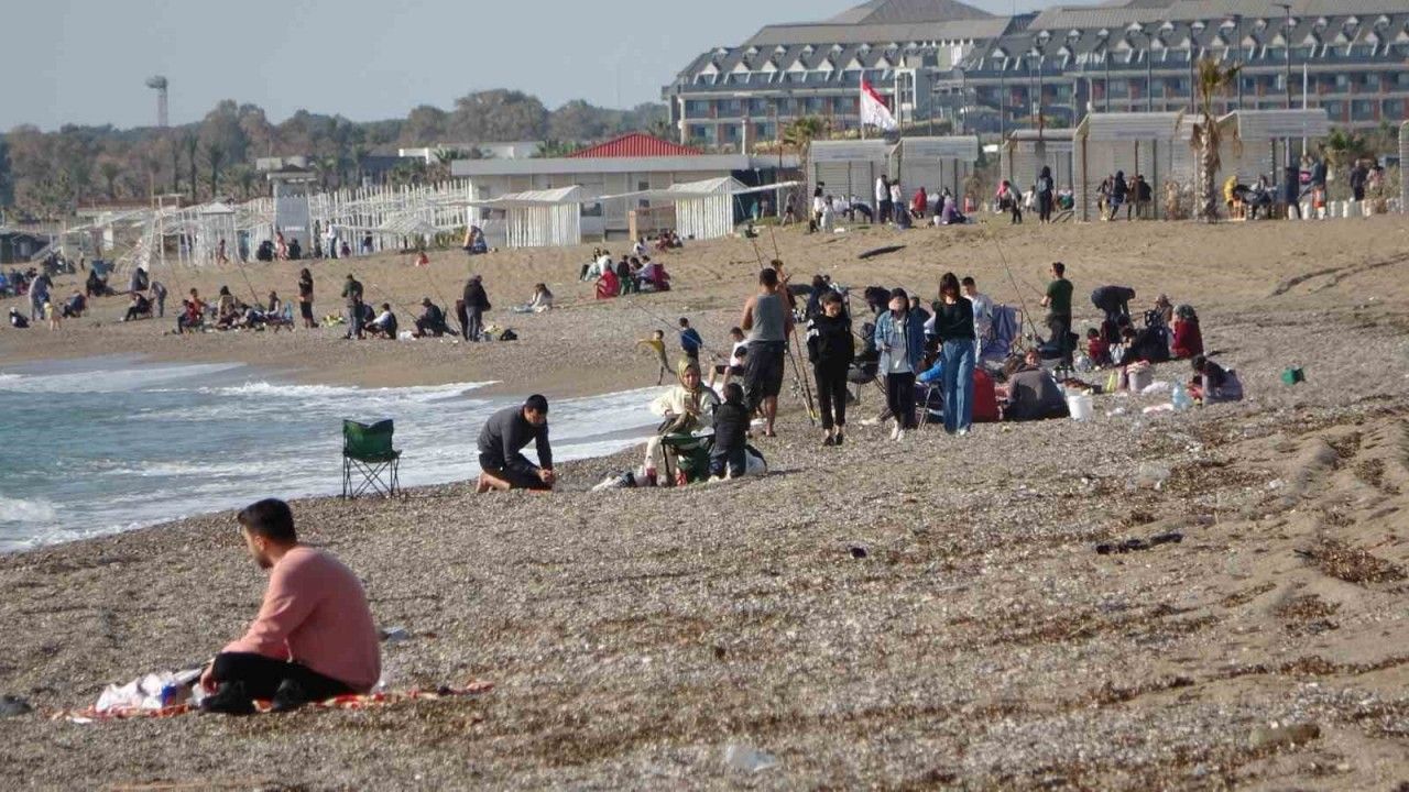 Sıcak havayı fırsat bilen vatandaşlar sahile akın etti