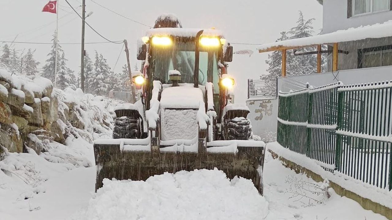 Toroslar’da karla kapanan yollar ulaşıma açılıyor