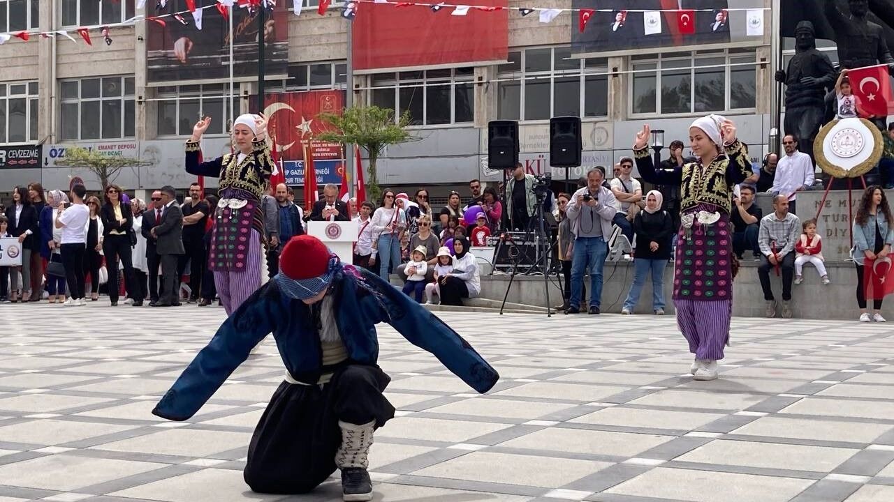 Çatağıl İlkokulu öğrencileri izleyenleri mest etti