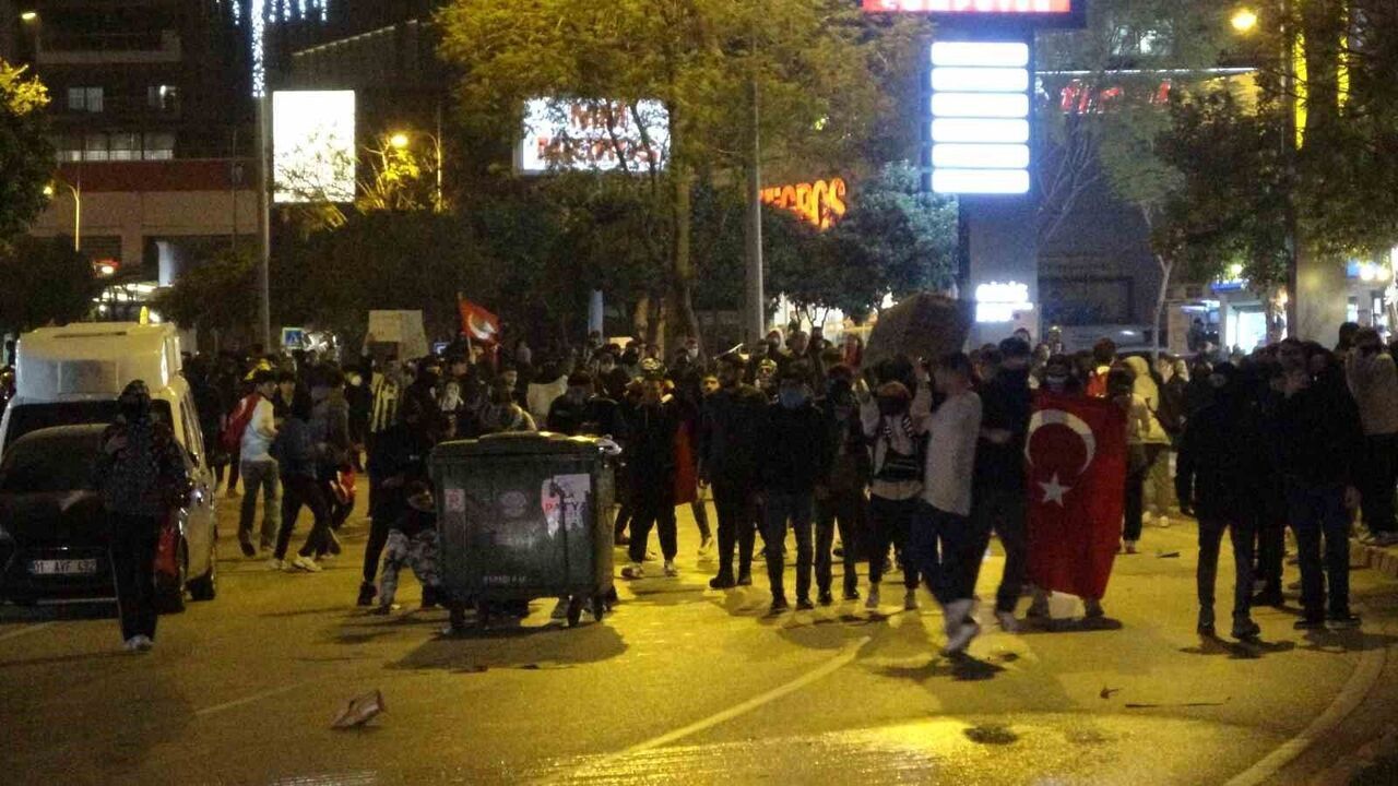 Adana’da izinsiz gösteri yapan gruba polisten müdahale