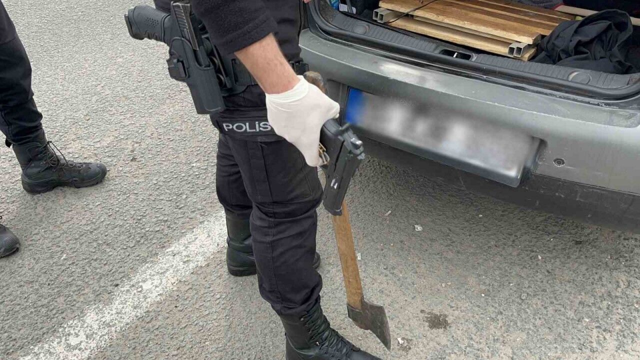 Trafikte silah teşhiri ihbarına polisten anında müdahale: Oyuncak tabanca çıktı