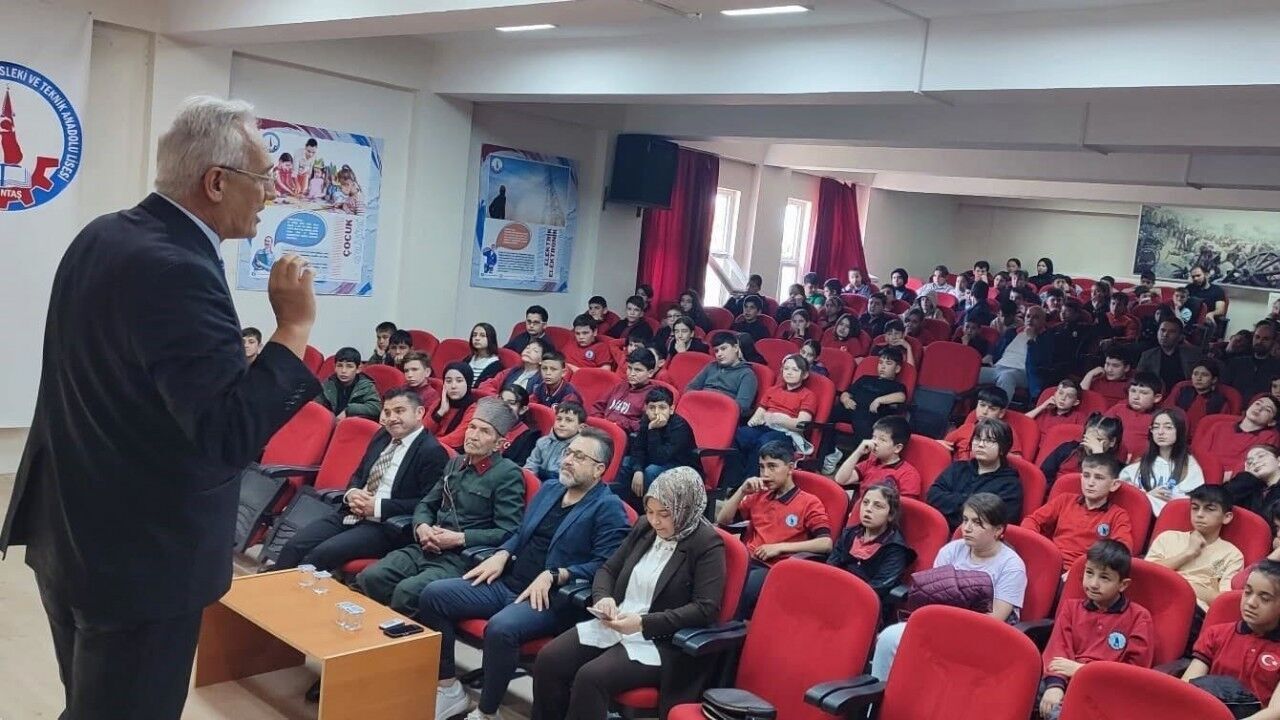 Altıntaş’ta "Kurtuluştan Egemenliğe" temalı çocuk söyleşisi