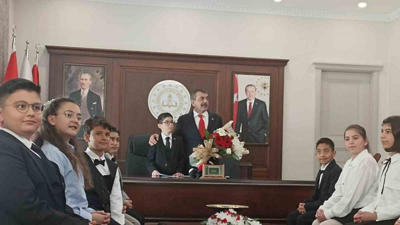 Bakan Tekin, 23 Nisan’da koltuğunu 6’ncı sınıf öğrencisi Ata’ya devretti