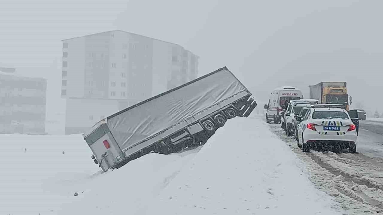 Bitlis’te kayganlaşan yolda tır şarampole yuvarlandı