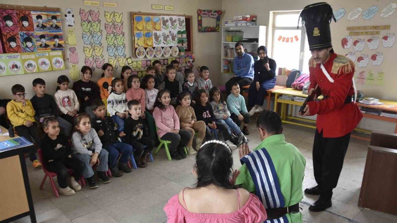 Bitlis’te ‘Köyden Köye, Okuldan Okula Tiyatro’ projesi