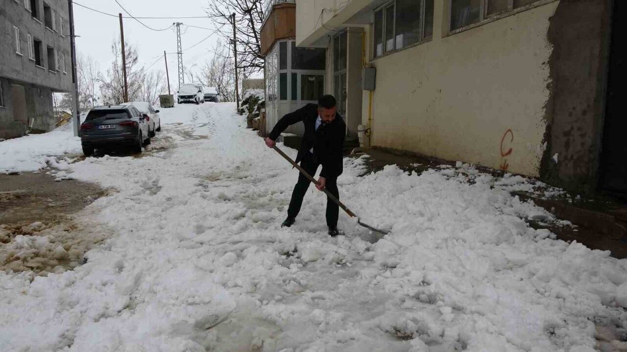 Bitlis’te nisan karı 60 köy yolunu ulaşıma kapattı