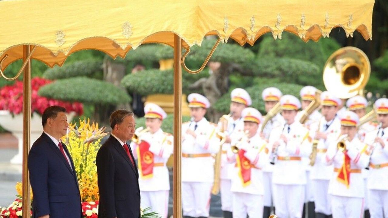 Çin Devlet Başkanı Jinping, Vietnam’da resmi törenle karşılandı