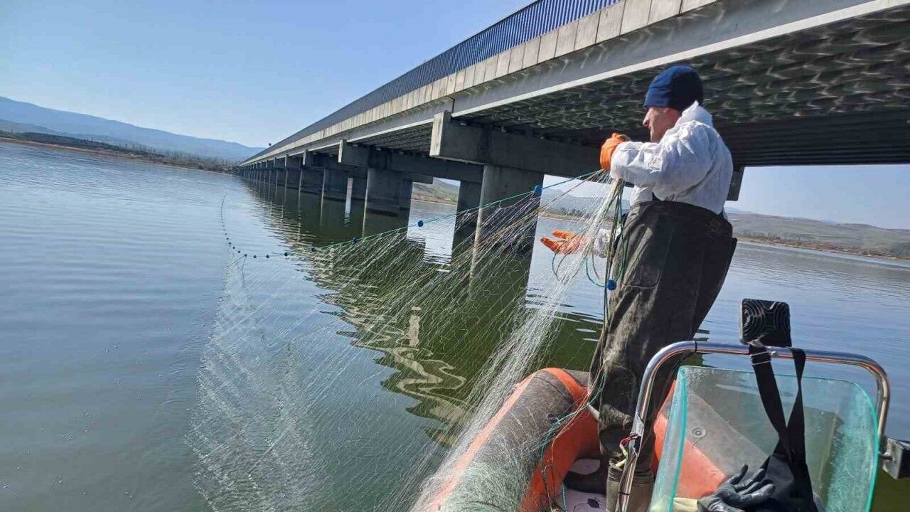 Çorum’da kaçak avcılığa geçit yok: Barajdan 2 bin 200 metre ağ çıktı