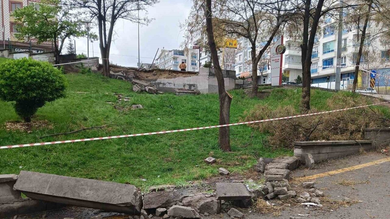 Fren sistemi arızalanan otobüsün parka daldığı anlar kamerada