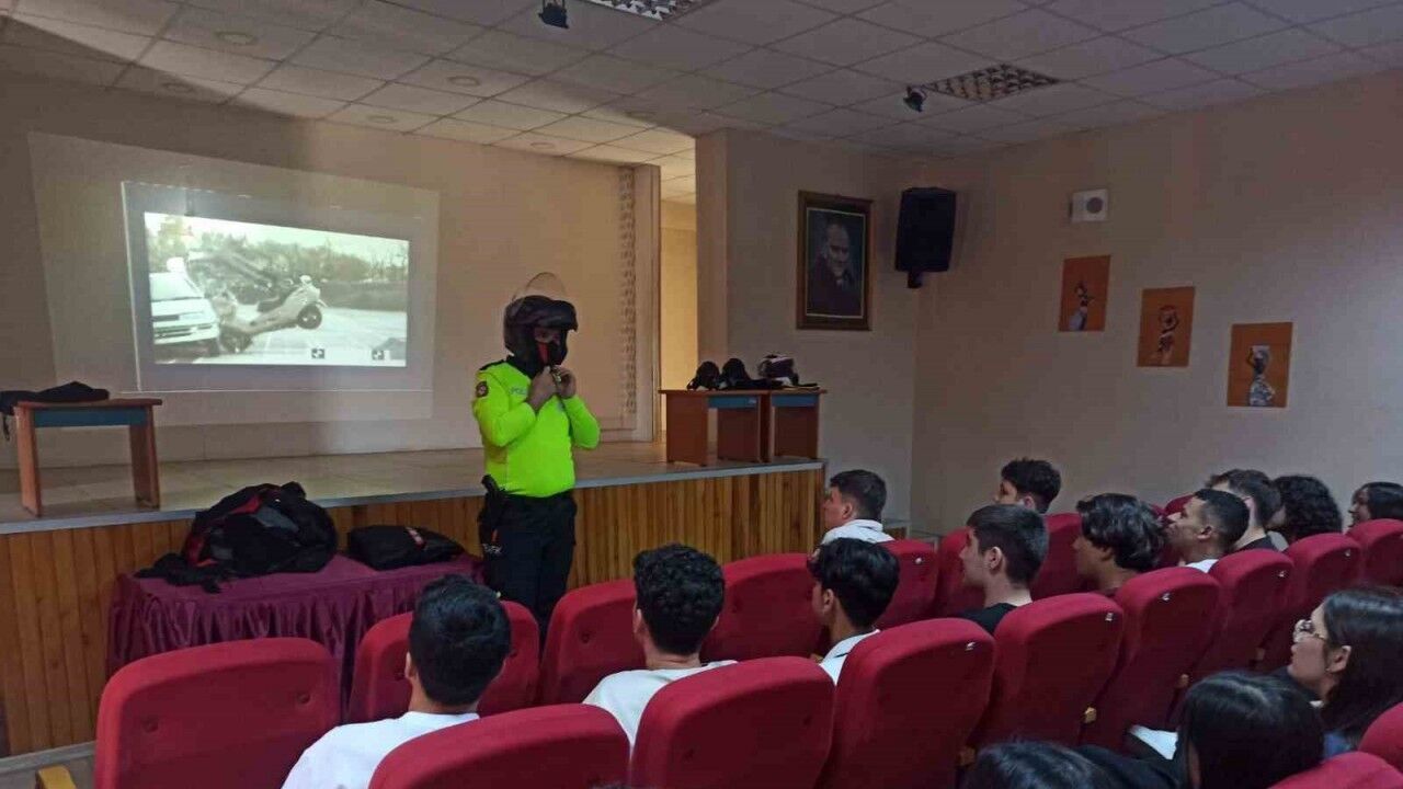 Karacasu’da öğrencilere ‘Güvenli Motosiklet Kullanıcılığı’ eğitimi verildi