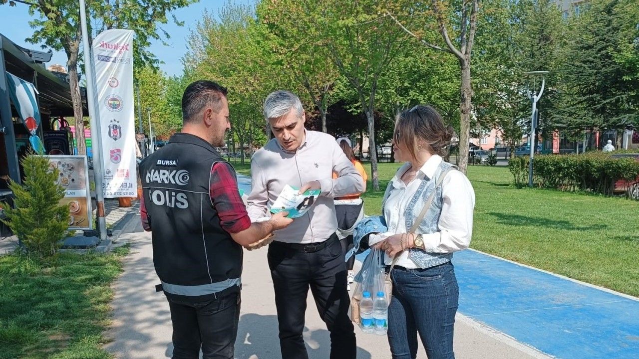 Narkotik polisi Bursa’da vatandaşları bilgilendirdi