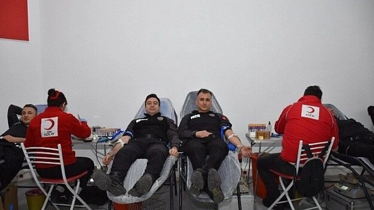 Sinop’ta polisten kan bağışı