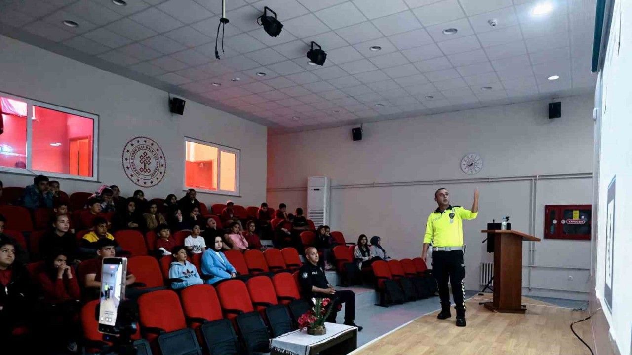 Ankara’da polisten öğrencilere trafik eğitimi
