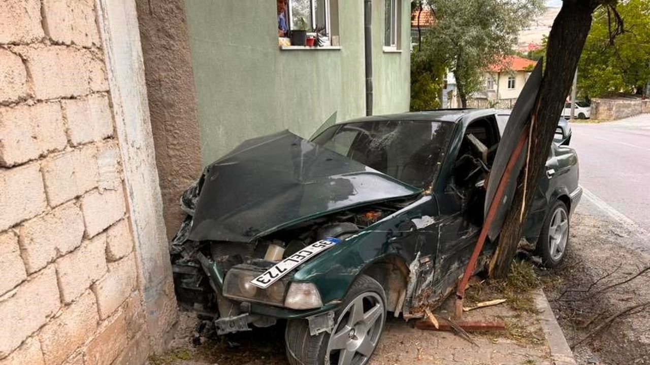 Hisarcık’ta ehliyetsiz sürücü polisten kaçarken kaza yapıp yaralandı