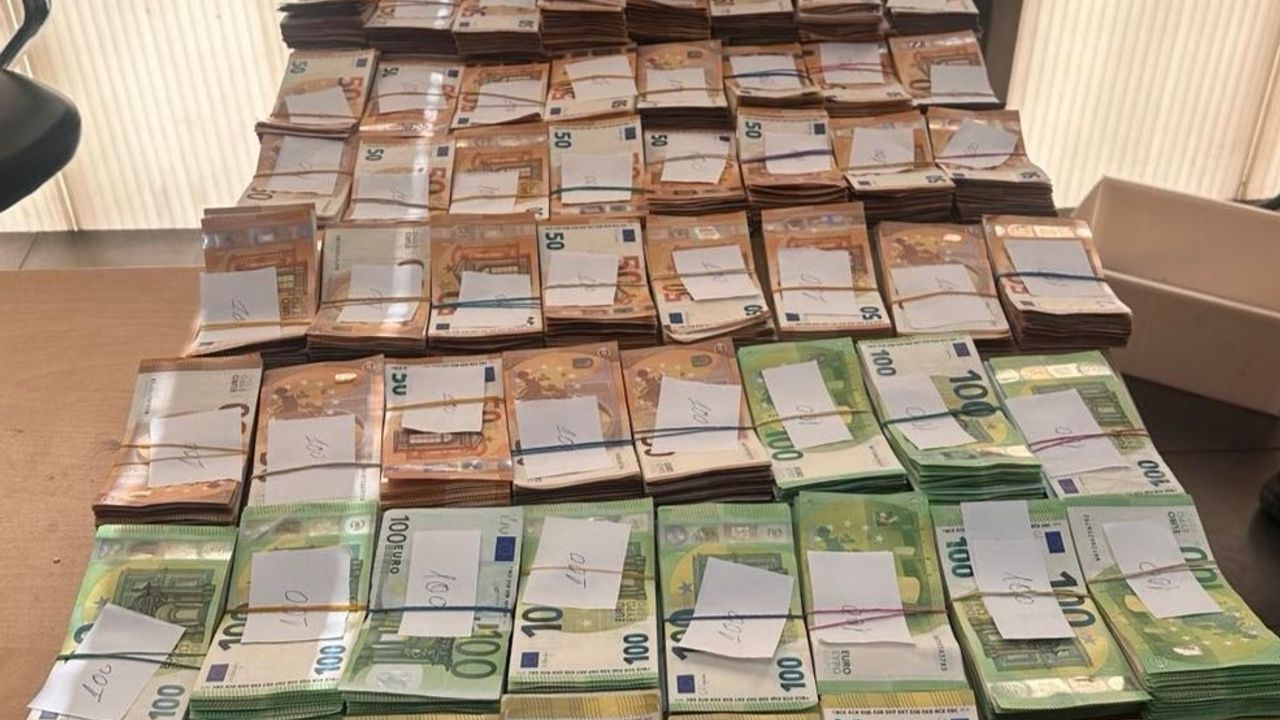 Yatağın altına gizlediği 61 bin 300 euro komşuda kaldı