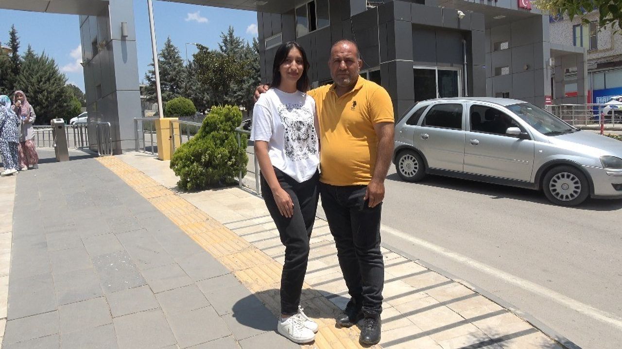 Kilis’te baba-kız üniversite sınavına aynı sınıfta girdi