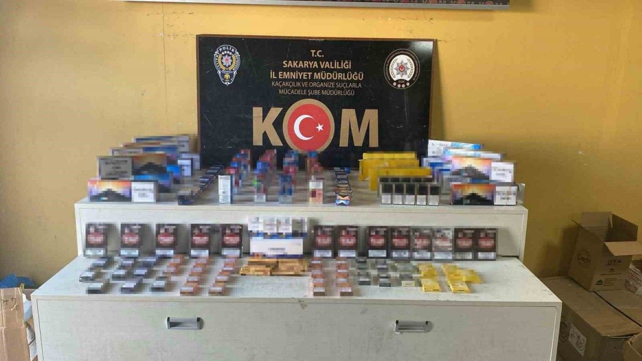 Polisten nokta operasyon: Yüzbinlerce makaron, sigara ve cinsel içerikli ürün ele geçirildi
