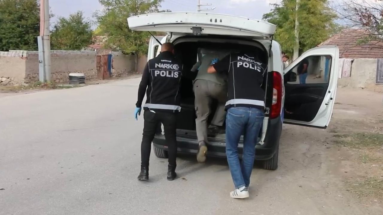 Polisten Alpu’da uygulama: uyuşturucu ve silah ele geçirildi