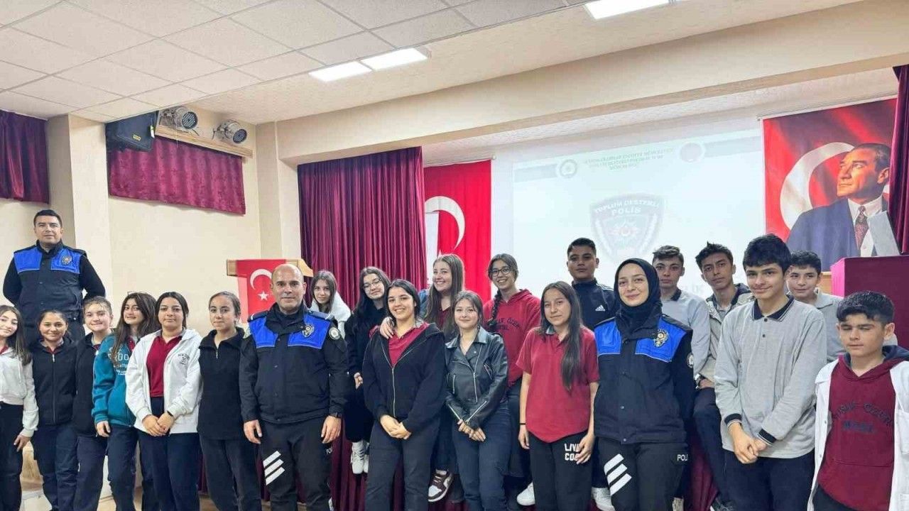 Polisten lise öğrencilerine eğitim
