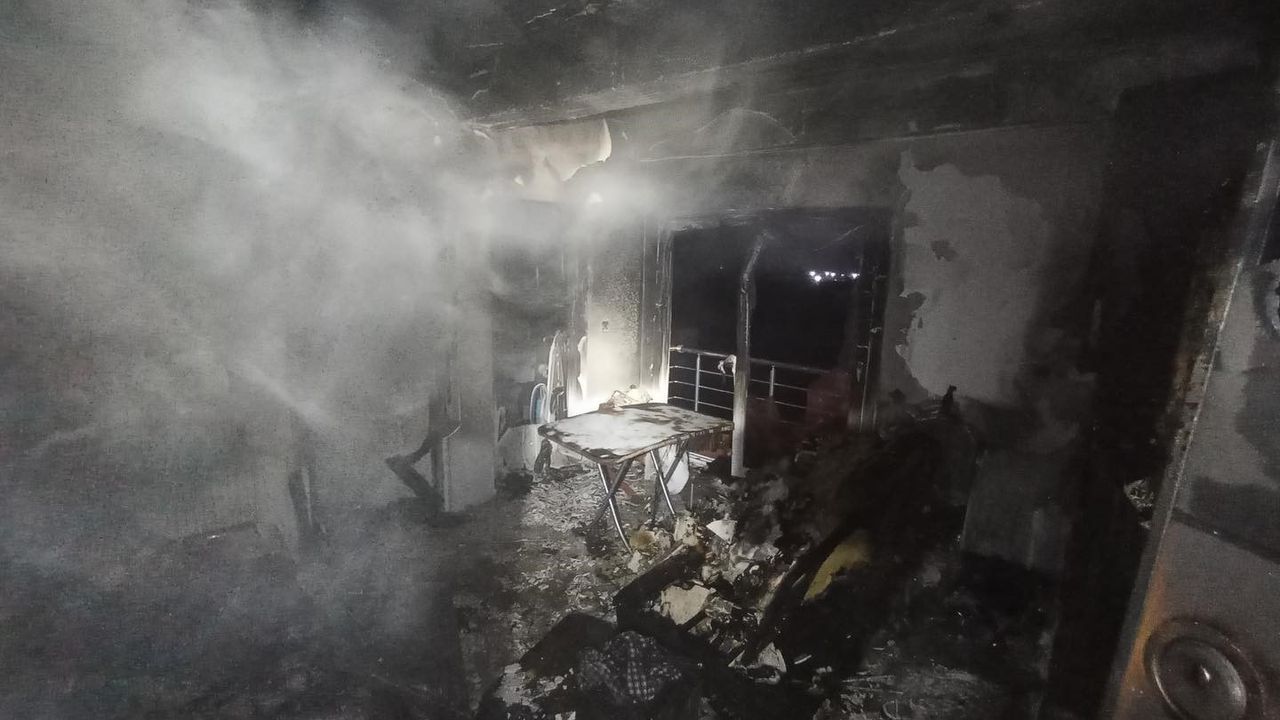 Elektrik kontağından çıkan yangında alevlere teslim olan ev kullanılmaz hale geldi