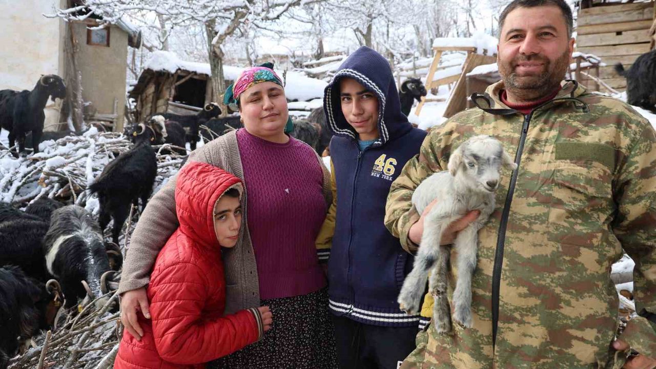 Kırsalda hayvancılıkla uğraşan kadın besicinin zorlu mesaisi