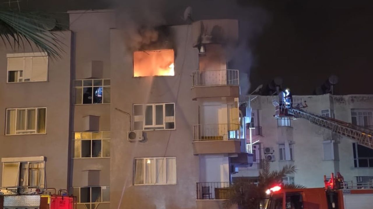 Mersin'de ev alev alev yandı