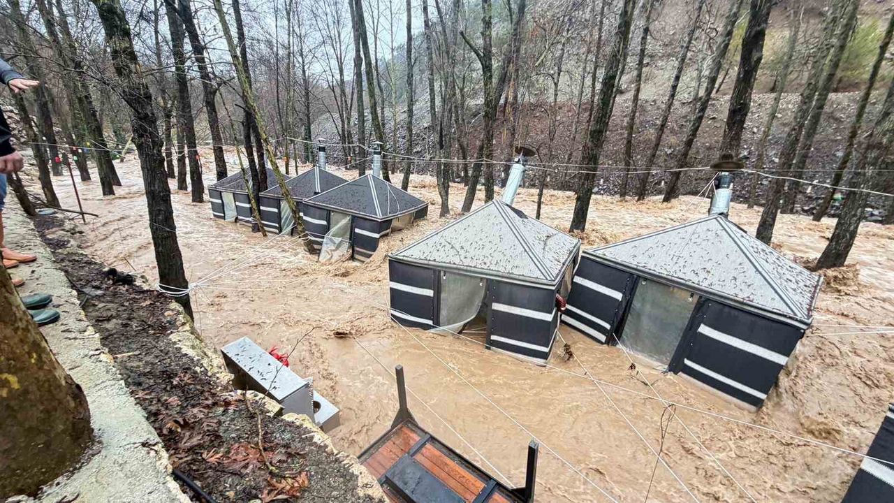 Sağanak Mersin'i vurdu: Dereler taştı, restoran sular altında kaldı