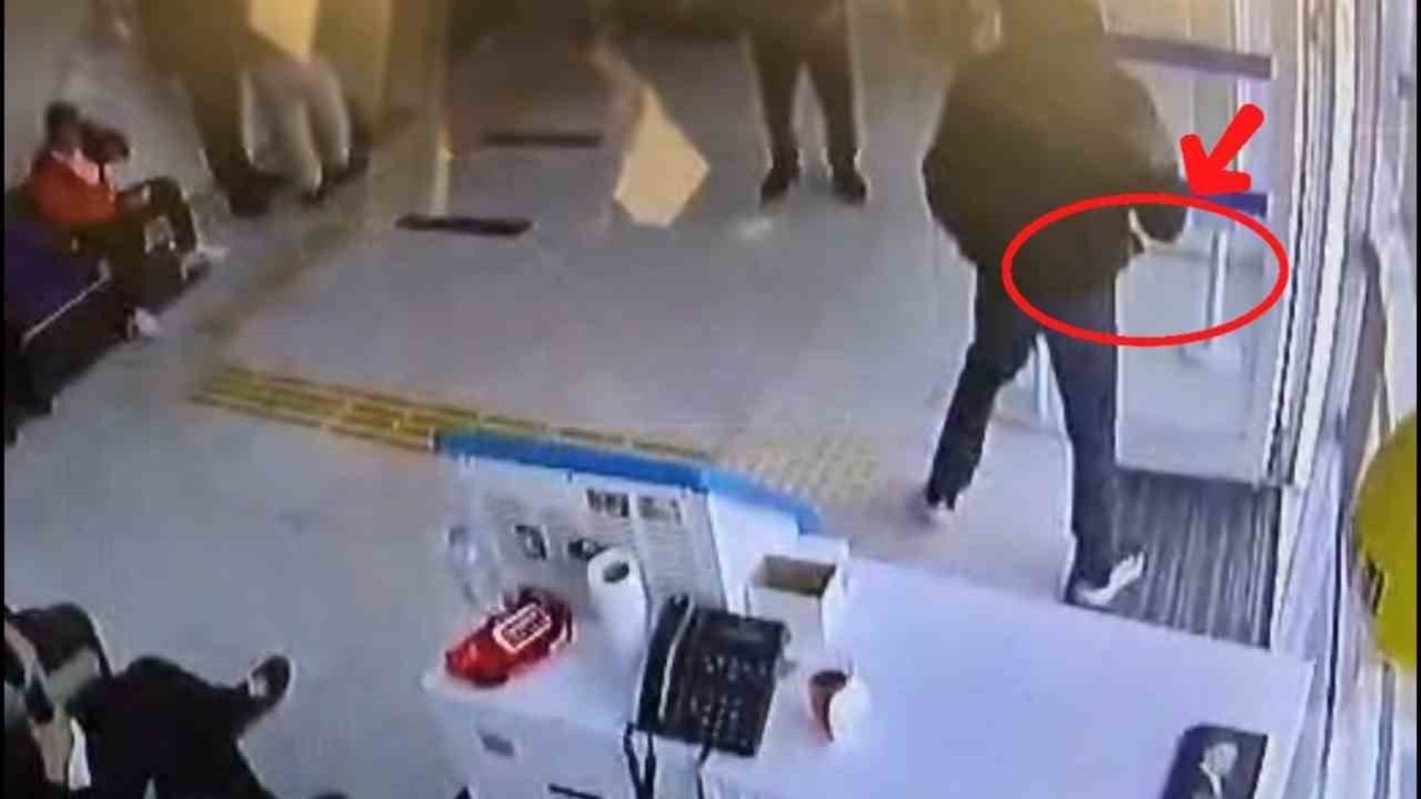 Banka şubesinde satırla gasp girişimi: Maskeli şüpheli kısa sürede yakalandı