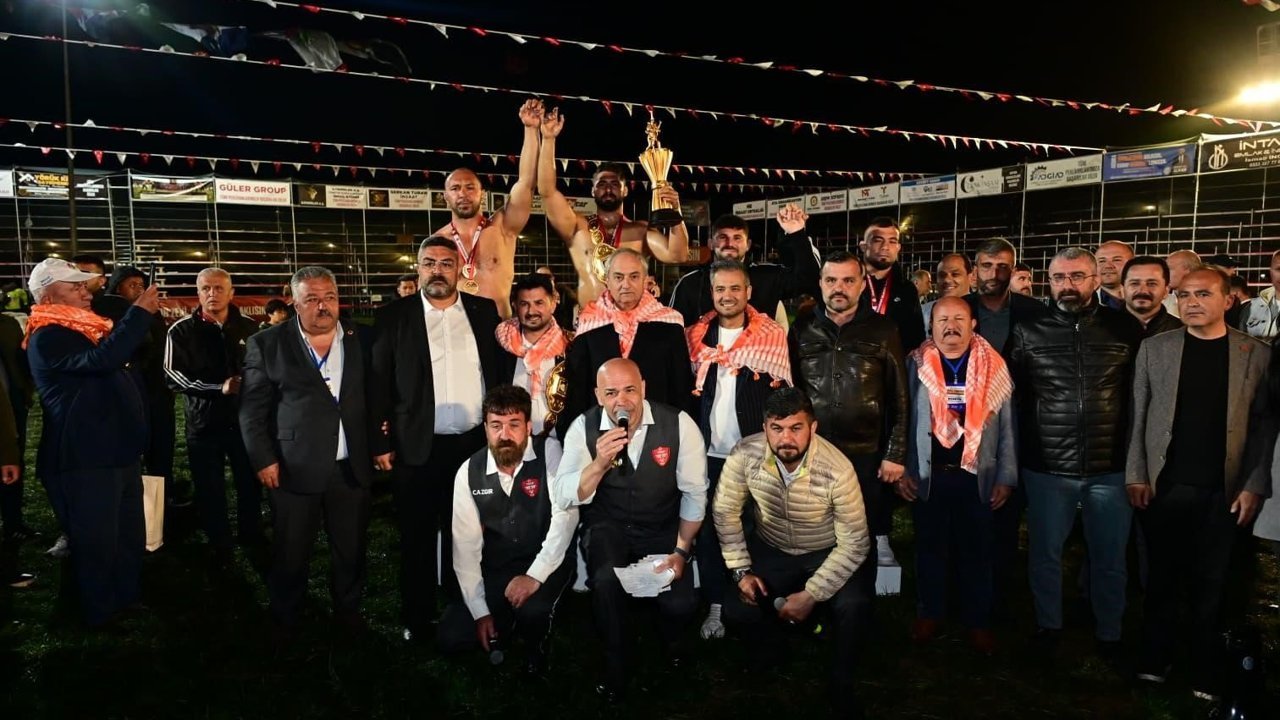 Kepez'de 12 yıl sonra er meydanı kuruldu: 984 pehlivan kıyasıya mücadele etti