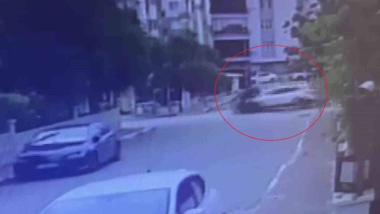 Antalya'da 2 polis memurunun yaralandığı kaza anı kameraya yansıdı