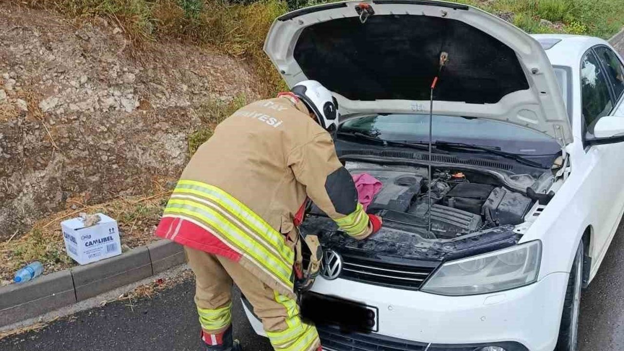 Arsuz'da otomobilin motoruna giren kediler kurtarıldı