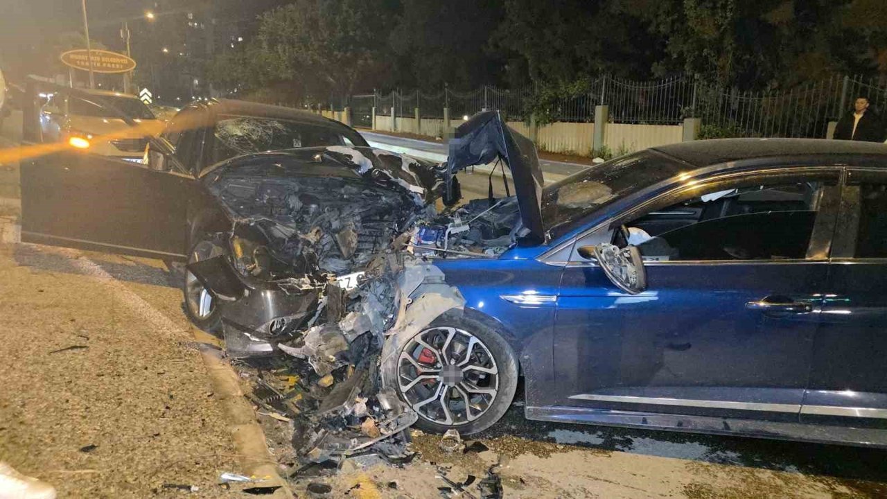 Otomobiller kafa kafaya çarpıştı: 3 yaralı