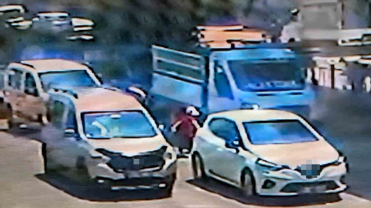 Adana'da feci kaza: Yolun karşısına geçerken iki aracın çarptığı çocuk hayatını kaybetti