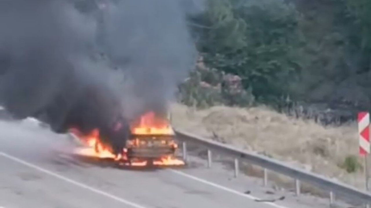 Kozan'da otomobil alev alev yandı, 13 yaşındaki Ömer'in duyarlılığı takdir topladı