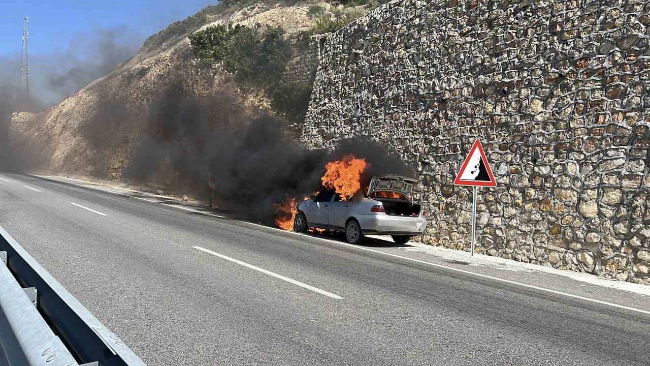 Otomobili alev alev yanan adam, 'Cana geleceğine mala gelsin' diyerek kendini teselli etti