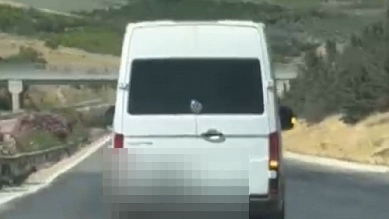 Trafiği tehlikeye düşüren minibüs sürücüsü sanal devriyeye takıldı